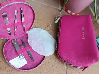 Conjunto.Neceser+estuche cortaúñas rosa Luca & Bah