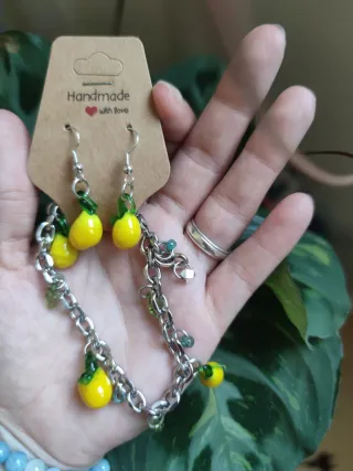 Conjunto de pendientes y pulsera de limones