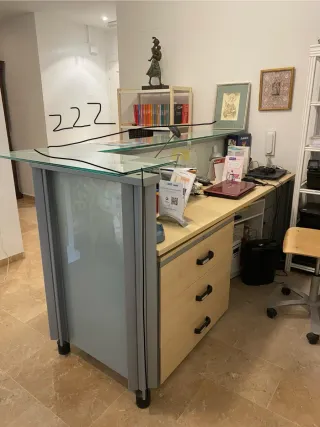 Mueble de recepción cristal y metal.