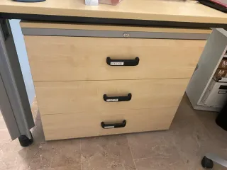 Mueble de recepción cristal y metal.