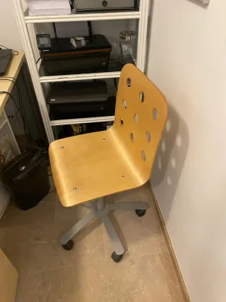 Mueble de recepción cristal y metal.