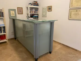Mueble de recepción cristal y metal.