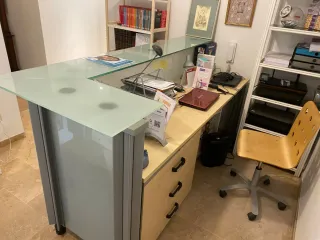 Mueble de recepción cristal y metal.