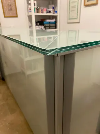 Mueble de recepción cristal y metal.