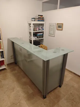 Mueble de recepción cristal y metal.