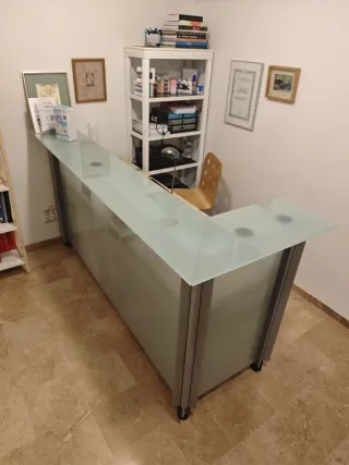 Mueble de recepción cristal y metal.