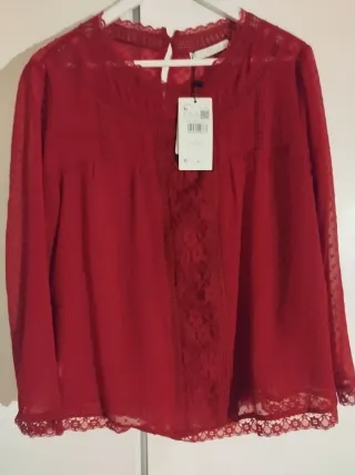 Blusa roja de manga larga con encaje