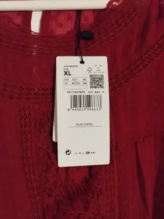 Blusa roja de manga larga con encaje