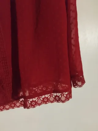 Blusa roja de manga larga con encaje