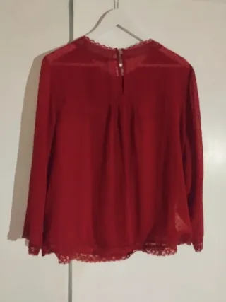 Blusa roja de manga larga con encaje