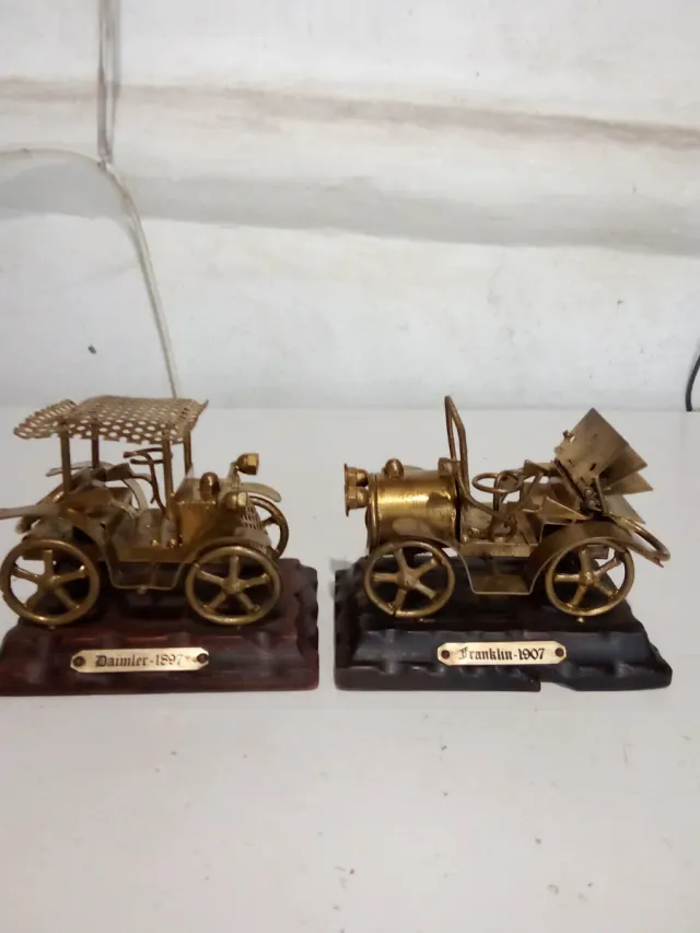 Modelli di auto antiche in ottone