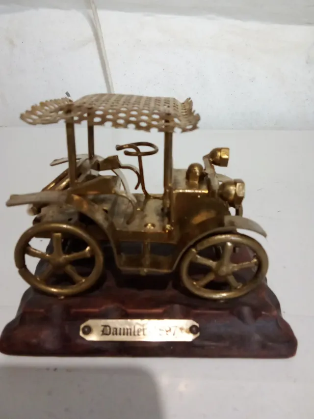 Modelli di auto antiche in ottone