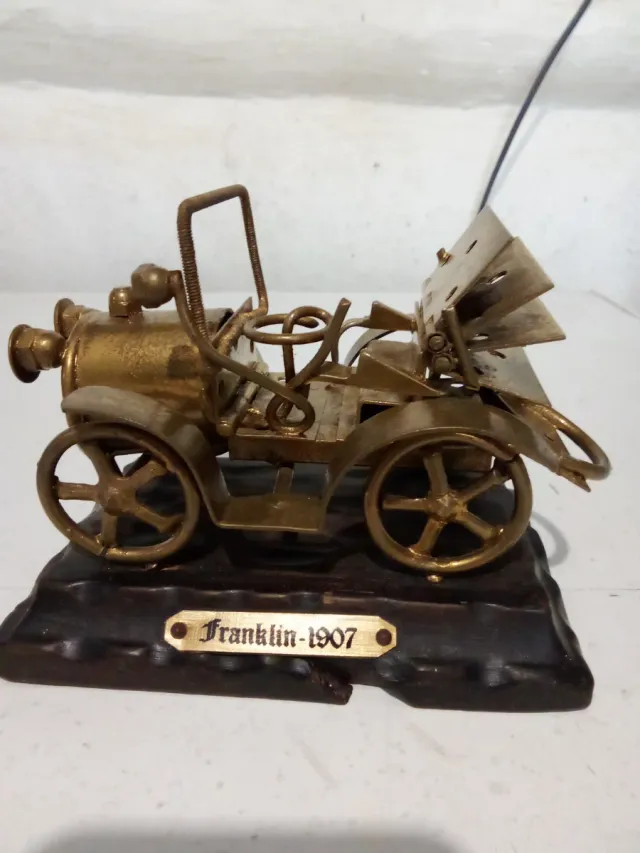 Modelli di auto antiche in ottone