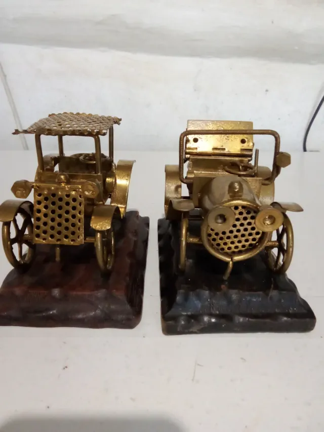 Modelli di auto antiche in ottone
