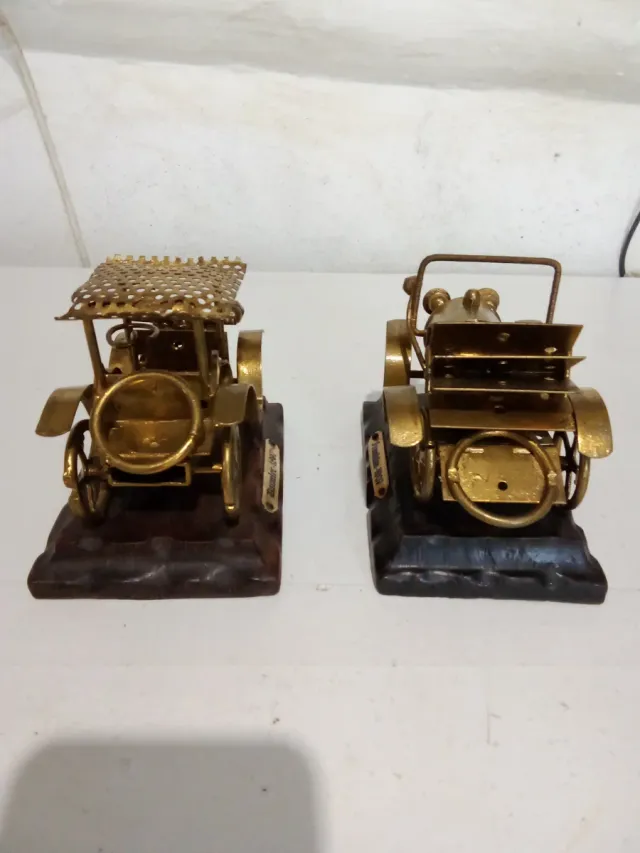 Modelli di auto antiche in ottone
