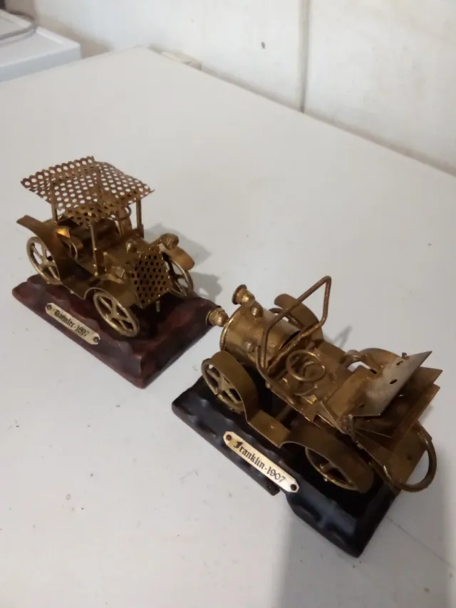 Modelli di auto antiche in ottone