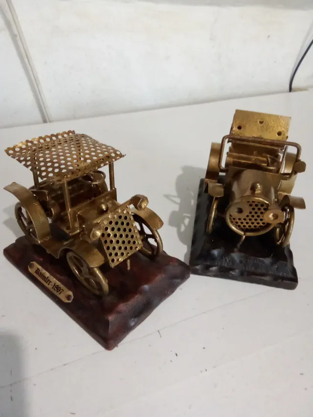 Modelli di auto antiche in ottone