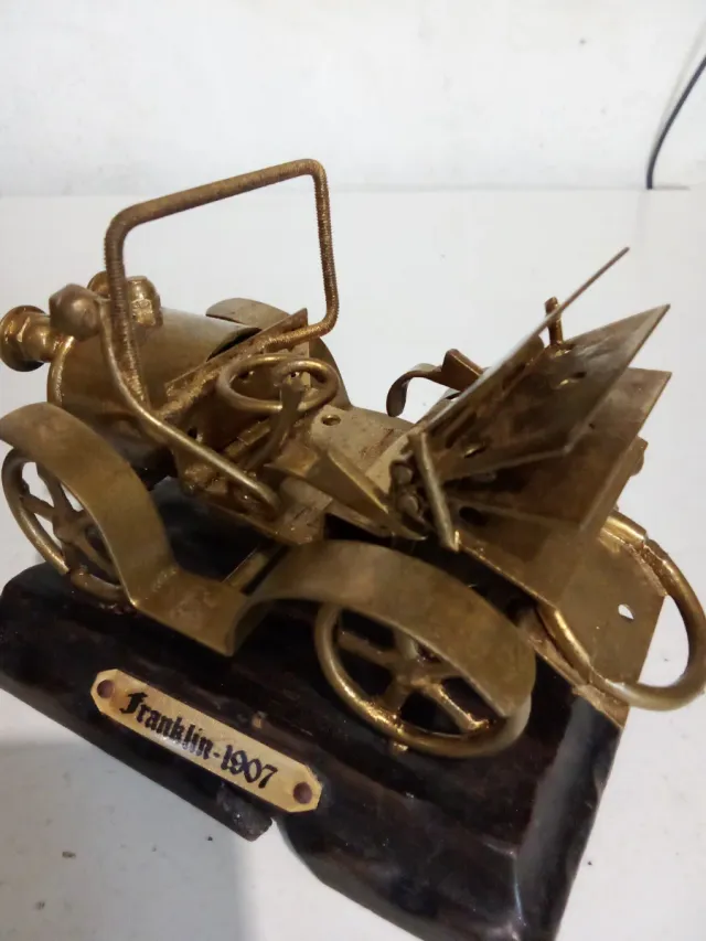 Modelli di auto antiche in ottone