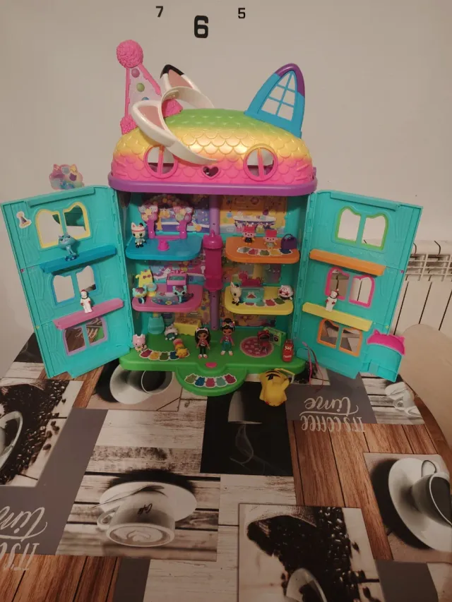 Casa Gaby con personajes y orejas