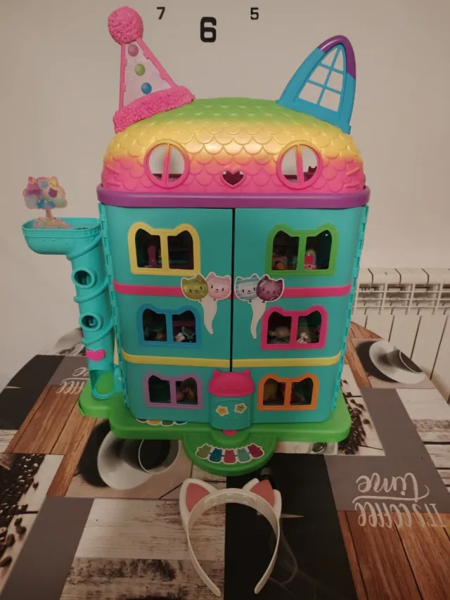 Casa Gaby con personajes y orejas