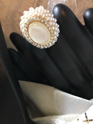 gran Anillo con perlitas  y piedra Nacarada Lujo