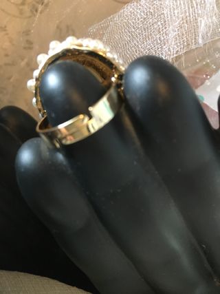 gran Anillo con perlitas  y piedra Nacarada Lujo