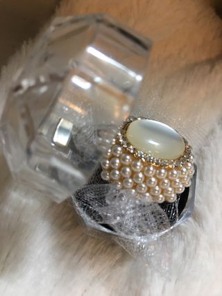gran Anillo con perlitas  y piedra Nacarada Lujo