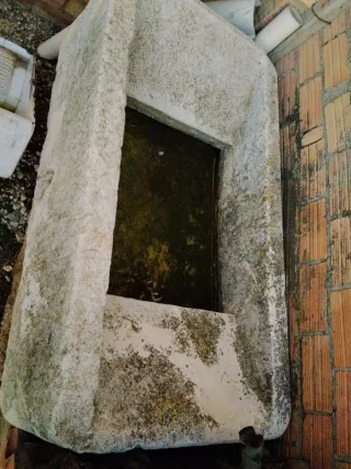 Pila de lavar antigua de piedra