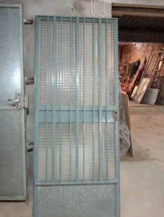 Puerta hierro acristalada