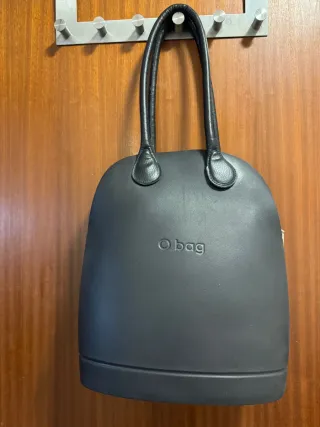 Bolso O Bag de hombro. Negro y rojo. Dos bolsillos