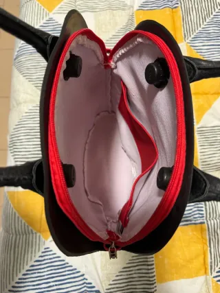 Bolso O Bag de hombro. Negro y rojo. Dos bolsillos