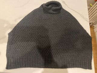 Poncho de lana gris cuello alto