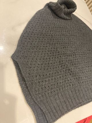 Poncho de lana gris cuello alto