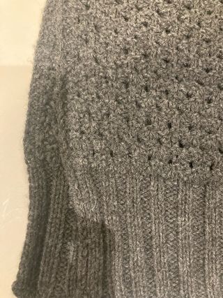 Poncho de lana gris cuello alto