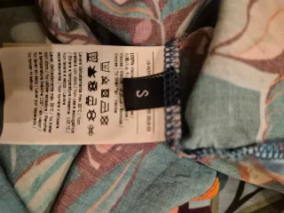 Blusa floreale multicolor con volant