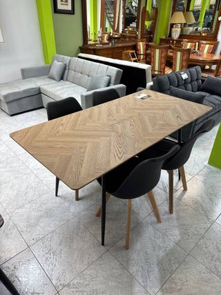 Mesa y 4 Sillas Nuevas. Estilo Escandinavo