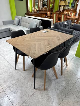 4 Sillas Nórdicas Negras. Mesa Extensible