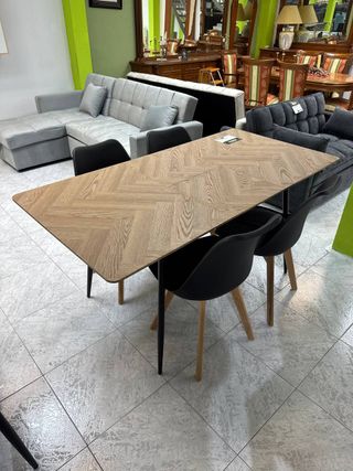 4 Sillas Nórdicas Negras. Mesa Extensible