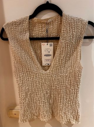 Top Zara sin mangas textura beige