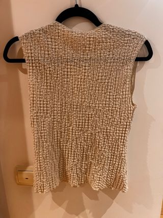 Top Zara sin mangas textura beige
