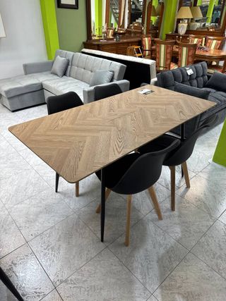 Mesa Extensible y Sillas. Comedor A Estrenar