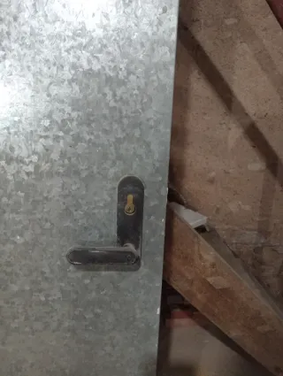 Puerta de chapa metálica