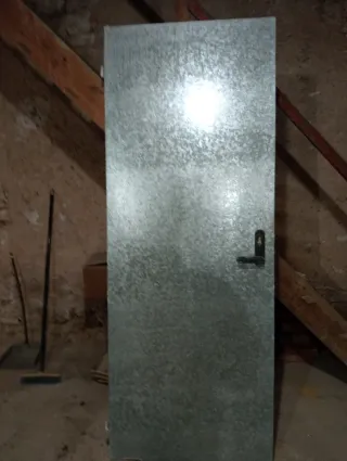 Puerta de chapa metálica