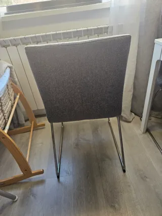 Silla de comedor gris tela y patas metal.