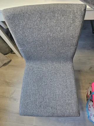Silla de comedor gris tela y patas metal.