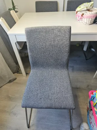 Silla de comedor gris tela y patas metal.