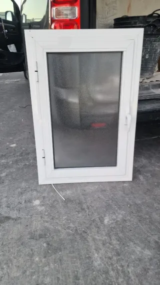 Ventana blanca de aluminio