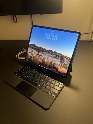 iPad Pro 12.9 4th Gen 128GB + Magic Keyboard