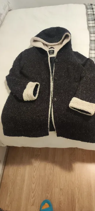 Due cappotti grigi e blu con cappuccio in regalo