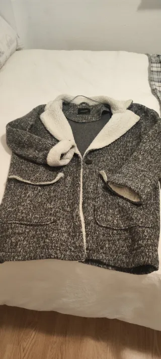 Due cappotti grigi e blu con cappuccio in regalo